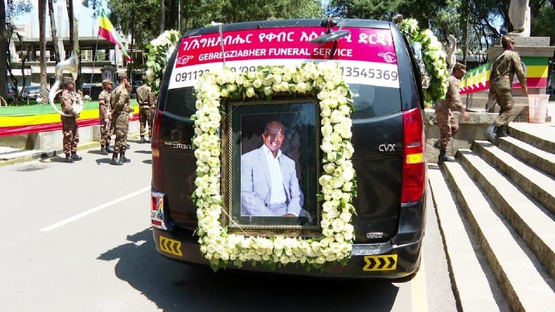 ፎቶ ፦ ባደረበት ሕመም በሕክምና ሲረዳ ቆይቶ ትናንት ከዚህ ዓለም በሞት የተለው የአንጋፋው ድምጻዊ ግርማ ነጋሽ ስርዓተ ቀብር ቤተሰቦቹ፣ ወዳጆች ፣ የሙያ አጋሮቹ እና አድናቂዎች በተገኙበት…